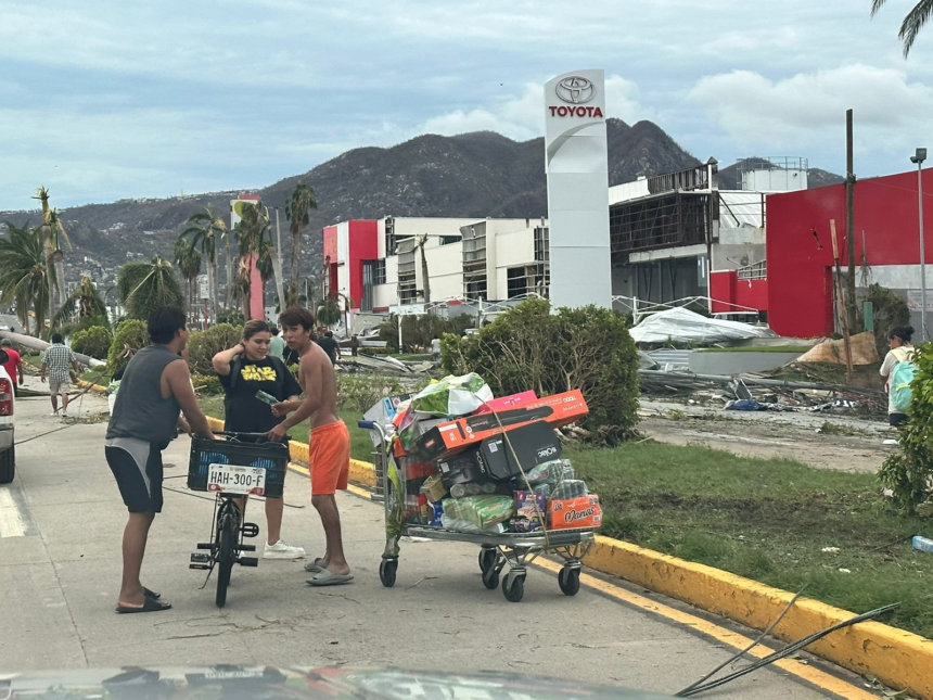 El huracán ‘Otis’ deja incomunicado la costa de Guerrero